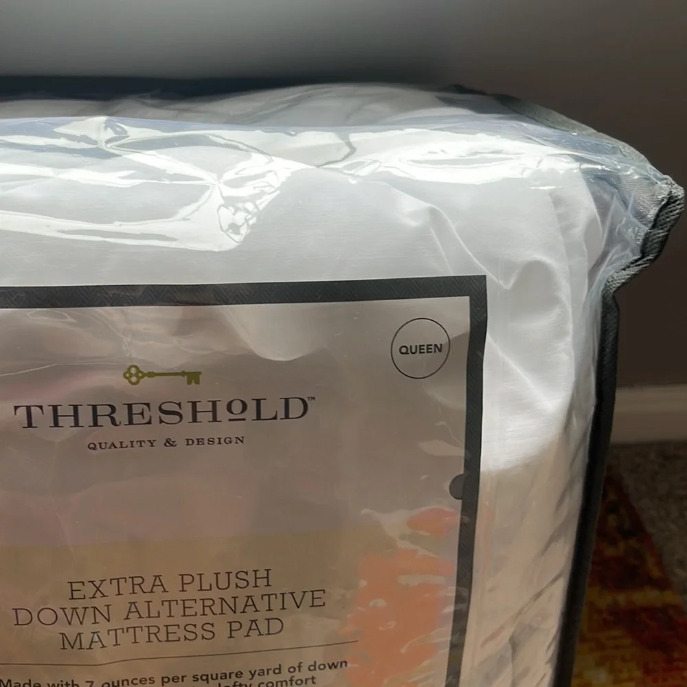 Threshold White Extra Plush Down Alternative Mattress Pad Queen
